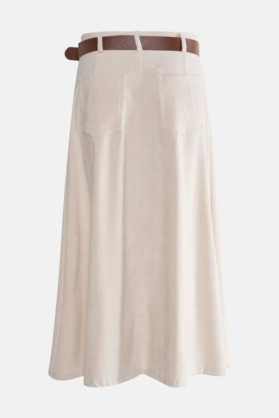 Lange beige rok AMELIE ET AMELIE met bruine riem, opgestikte zakken en uitlopende pasvorm, van achteren gezien.