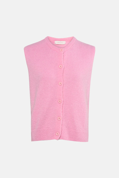 Débardeur rose en tricot par AMÉLIE ET AMÉLIE, avec une fermeture boutonnée sur le devant.
