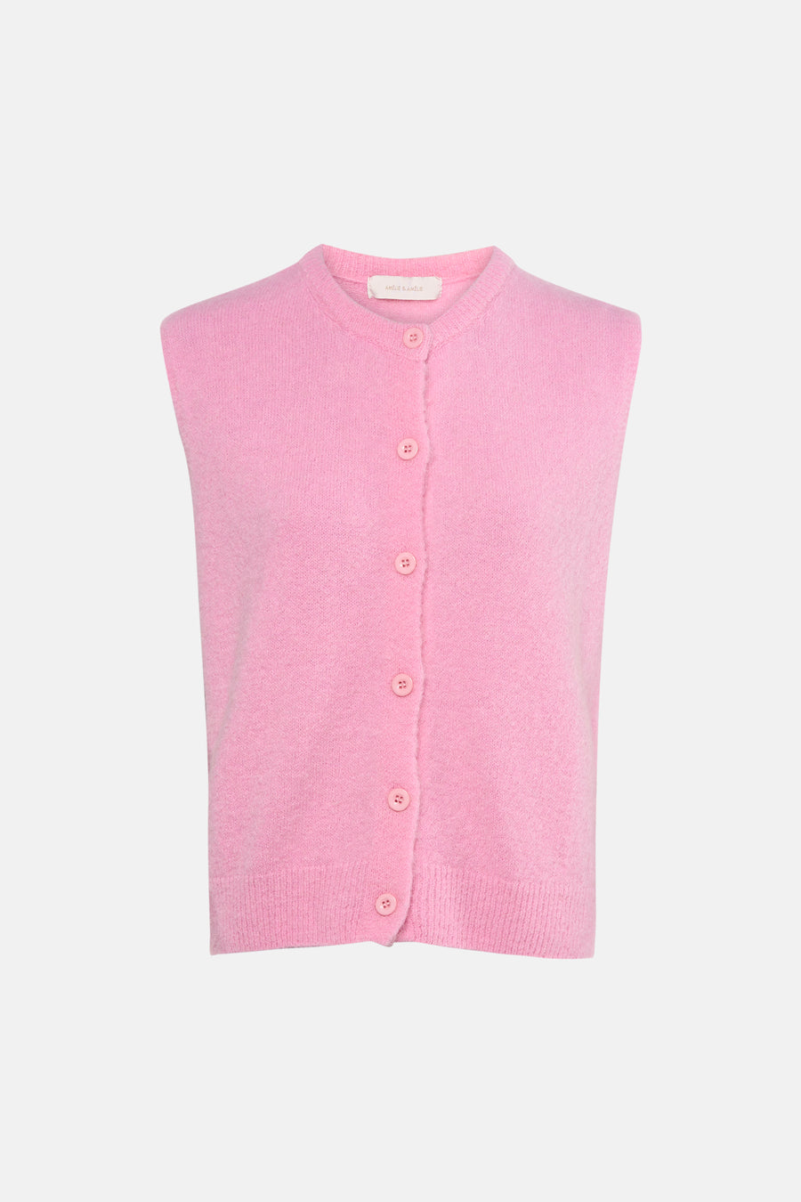 Débardeur rose en tricot par AMÉLIE ET AMÉLIE, avec une fermeture boutonnée sur le devant.

