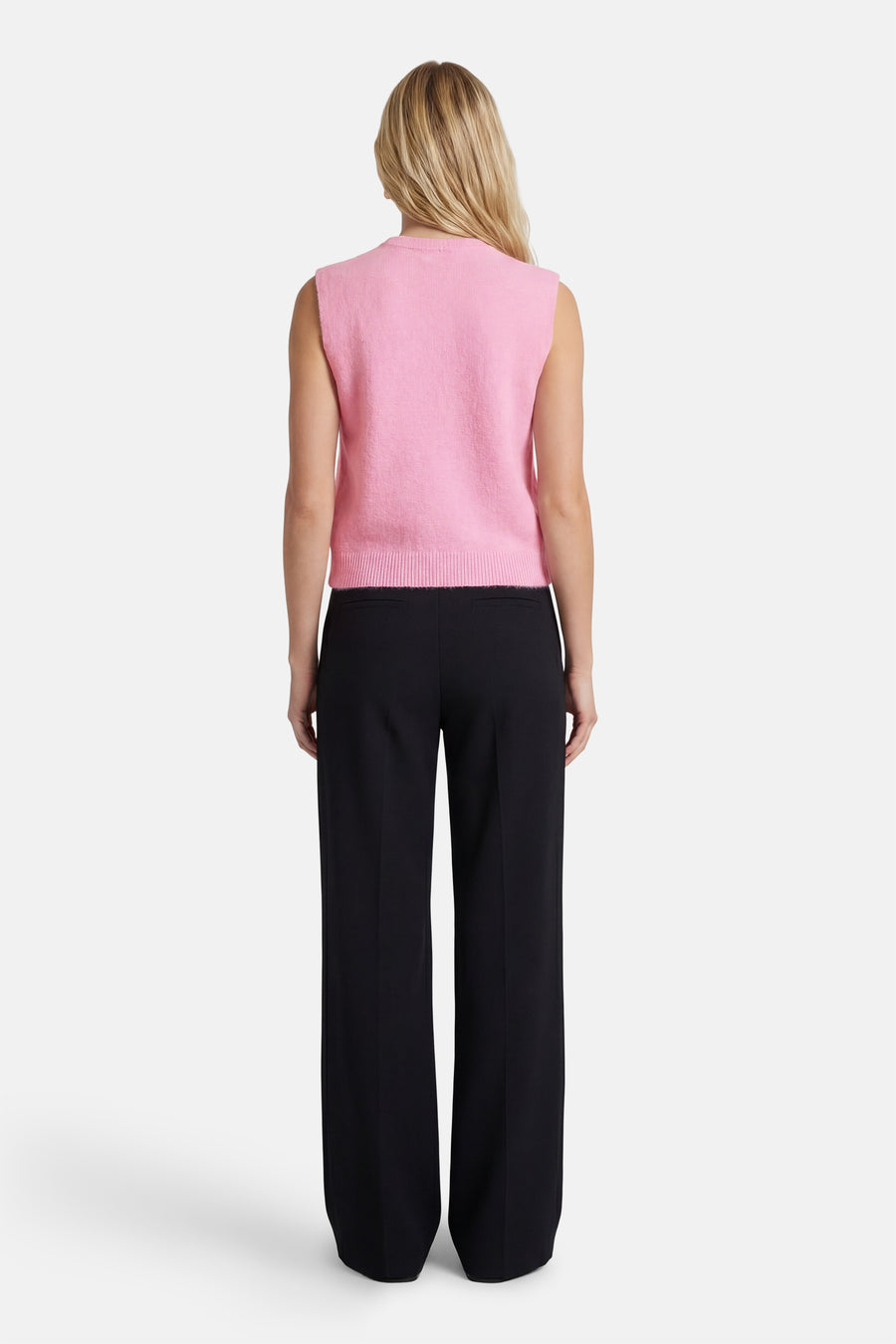 Débardeur rose d'AMELIE ET AMELIE, porté avec un pantalon noir taille haute, vue de dos.