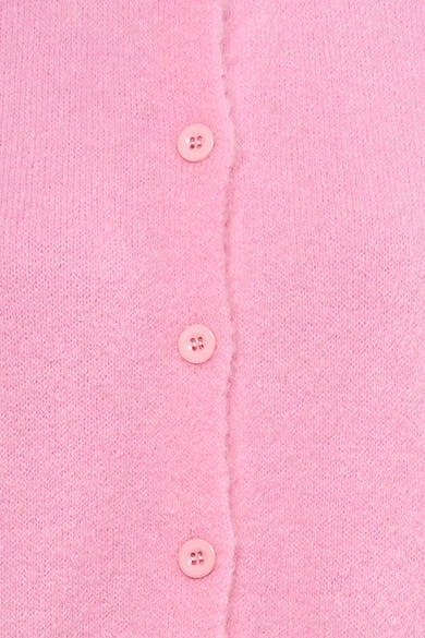 Débardeur rose de AMELIE ET AMELIE, en tricot duveteux, avec fermeture boutonnée sur le devant.
