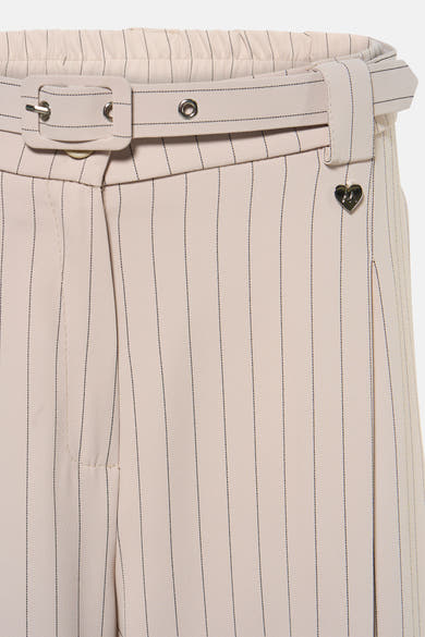 Beige gestreepte pantalon van Amelie et Amelie, met bijpassende riem, decoratief hartdetail.