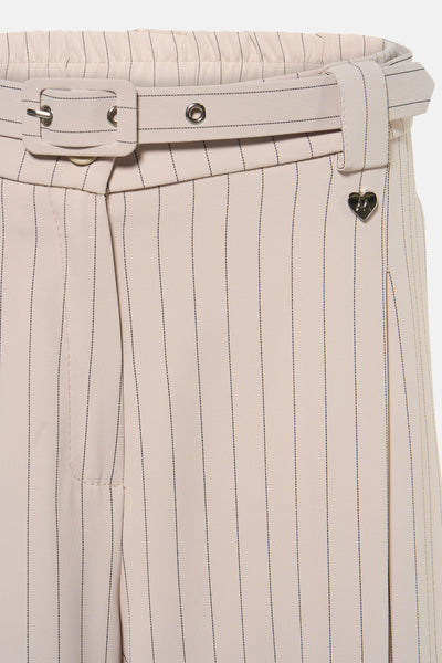 Beige gestreepte pantalon van Amelie et Amelie, met bijpassende riem, decoratief hartdetail.