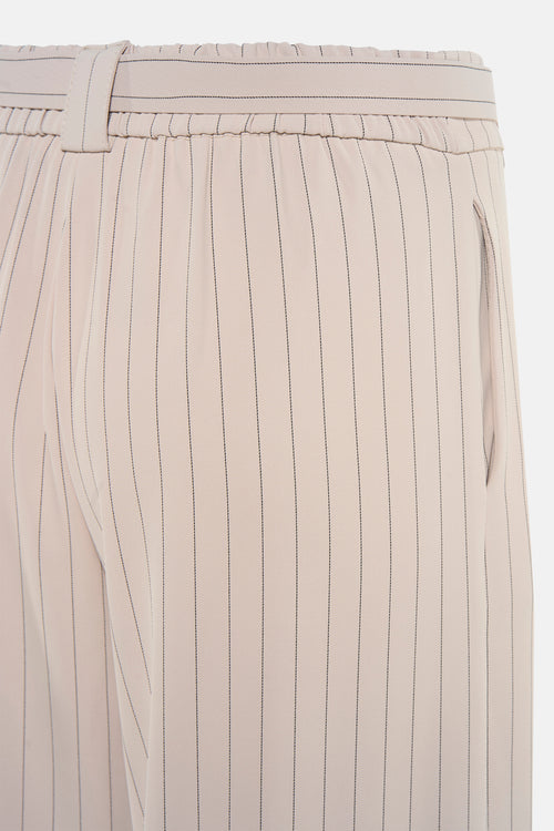 Pantalon de costume beige rayé par AMELIE ET AMELIE, avec ceinture et poches latérales.
