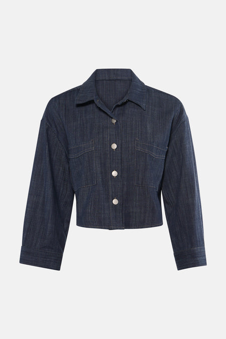 Chemise en denim bleu foncé à manches longues de AMELIE ET AMELIE, boutonnée avec deux poches plaquées, vue de face.