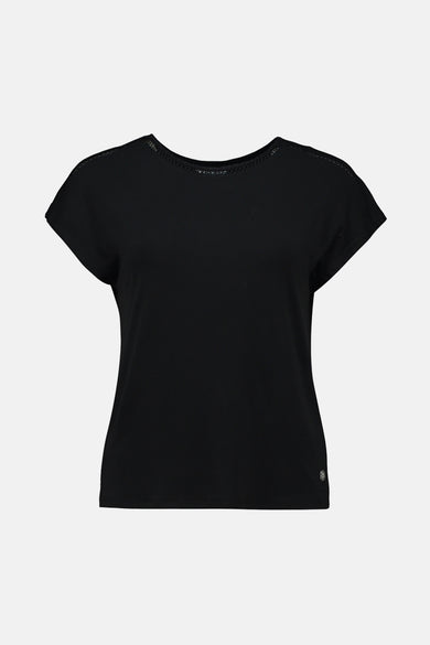 T-shirt noir à manches courtes de Zabaione avec détail ajouré à l'encolure et logo discret en bas.
