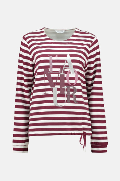 T-shirt à manches longues rayé rouge et blanc par ZABAIONE, avec inscription décorative "L'amour" et liens à nouer sur le côté.