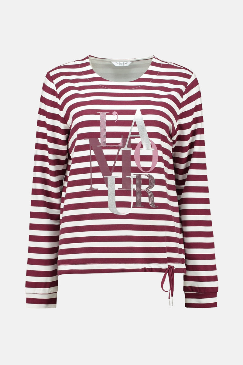 T-shirt à manches longues rayé rouge et blanc par ZABAIONE, avec inscription décorative "L'amour" et liens à nouer sur le côté.