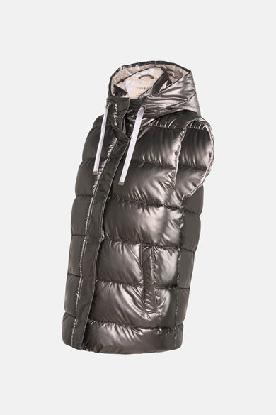 Veste sans manches grise de ZABAIONE, avec une capuche et un tissu matelassé brillant.