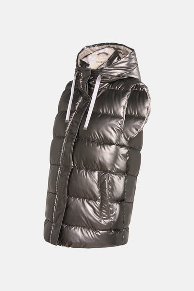 Veste sans manches grise de ZABAIONE, avec une capuche et un tissu matelassé brillant.