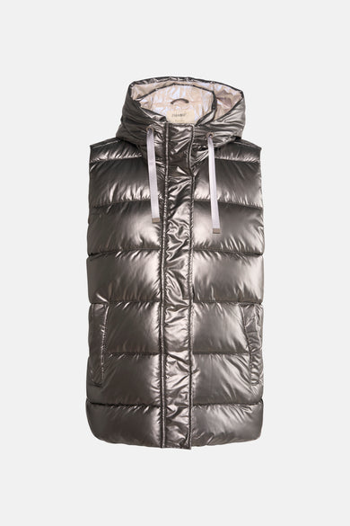 Veste sans manches grise de ZABAIONE avec capuche et cordon de serrage, effet matelassé brillant.