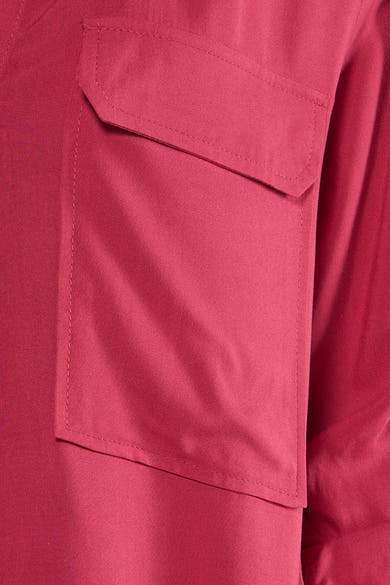 Roze blouse met lange mouwen van ZABAIONE, met opgestikte zak en zichtbare stikdetails.