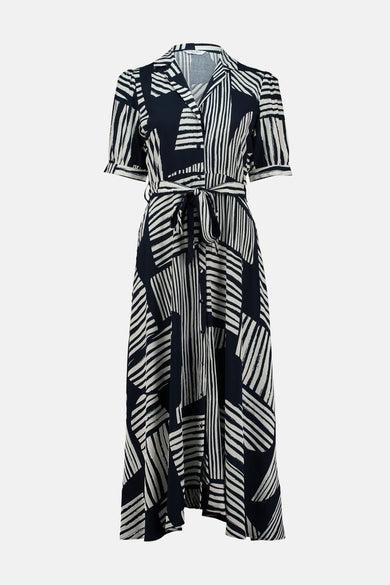 Blauwe jurk met korte mouwen van Zabaione, gestreepte geometrische print met strikceintuur.