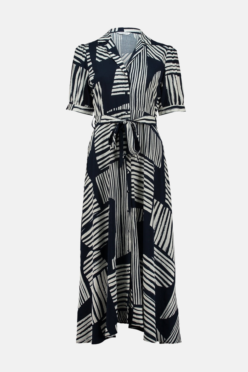Blauwe jurk met korte mouwen van Zabaione, gestreepte geometrische print met strikceintuur.