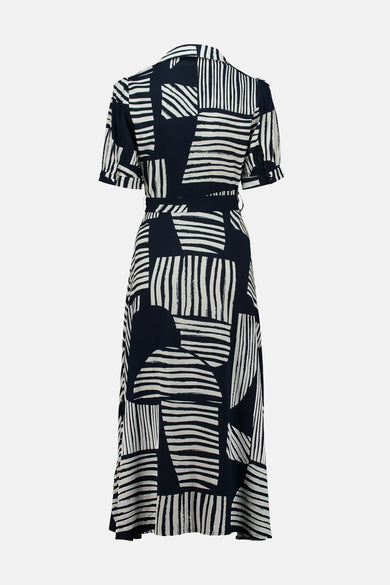 Blauwe jurk met korte mouwen van ZABAIONE, met een zwart-wit gestreept abstract patroon.