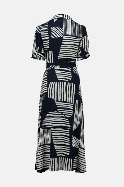 Blauwe jurk met korte mouwen van ZABAIONE, met een zwart-wit gestreept abstract patroon.
