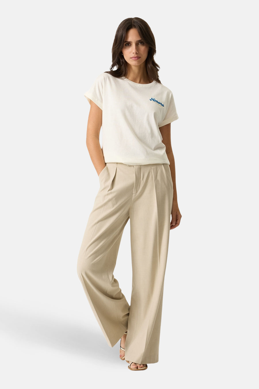 Wit T-shirt met korte mouwen van GARCIA, met geborduurd blauw opschrift op de borst.