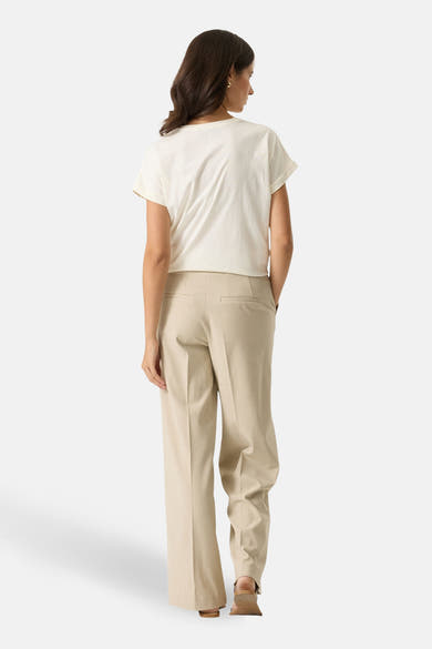 Wit T-shirt met korte mouwen van GARCIA, gedragen met een beige broek met hoge taille, achtergezicht.