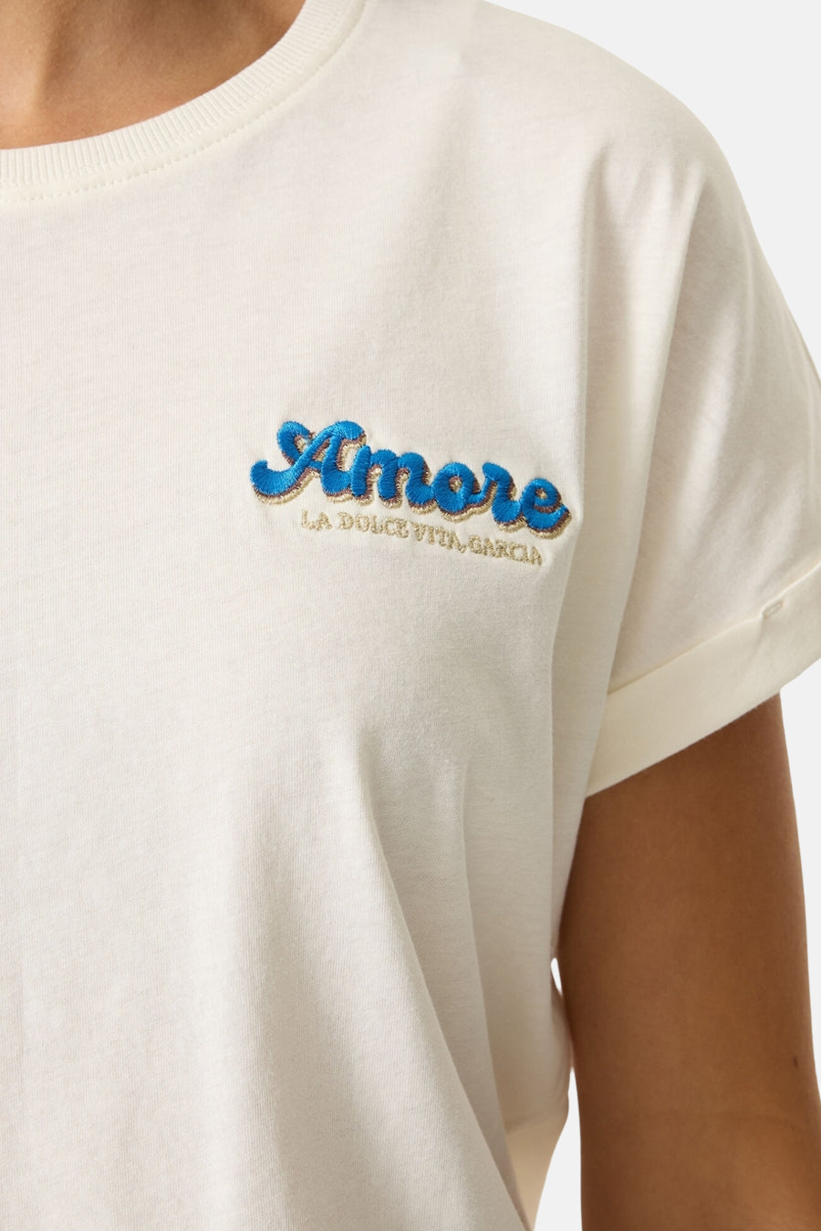 Wit T-shirt met korte mouwen van GARCIA, met blauwe geborduurde tekst "Amore".