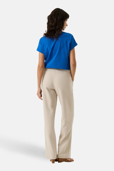 T-shirt bleu à manches courtes de GARCIA, vue de dos, porté avec un pantalon beige et des sandales marron.