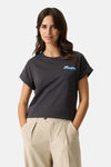 T-shirt gris à manches courtes de GARCIA, avec un motif imprimé sur la poitrine et porté avec un pantalon beige.
