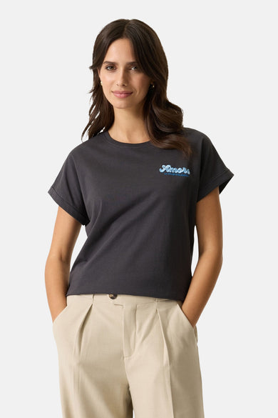 Grijze T-shirt met korte mouwen van GARCIA, met een print op de borst en gedragen met een beige broek.