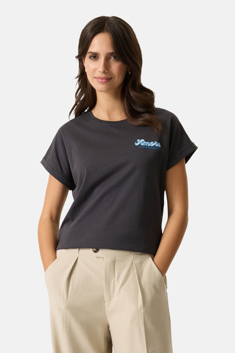 Grijze T-shirt met korte mouwen van GARCIA, met een print op de borst en gedragen met een beige broek.