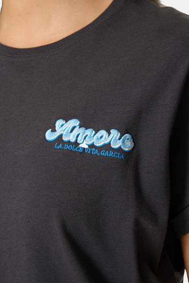 T-shirt gris à manches courtes de GARCIA, avec broderie décorative « Amore » bleu clair.
