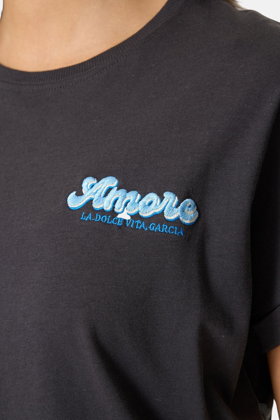 T-shirt gris à manches courtes de GARCIA, avec broderie décorative « Amore » bleu clair.
