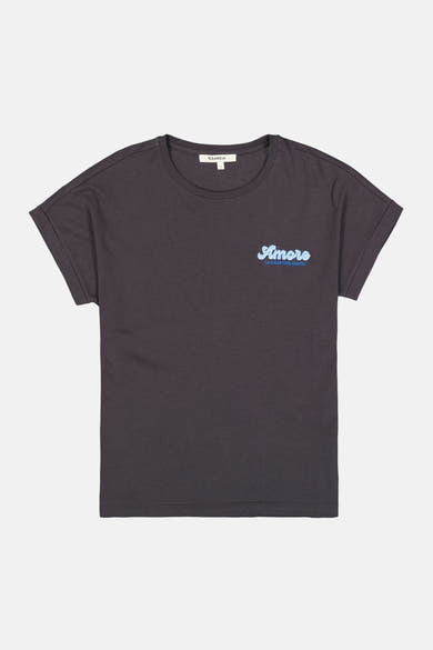 T-shirt gris à manches courtes de GARCIA, avec un motif « Amore » bleu sur la poitrine.