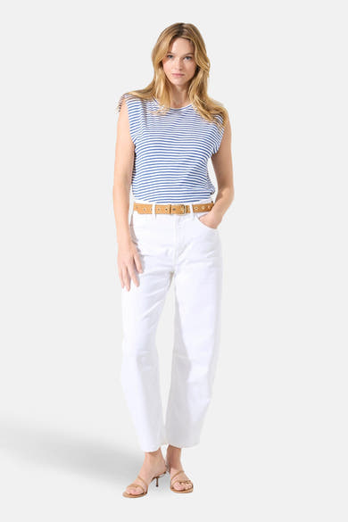 Top multicolore sans manches de GARCIA, porté avec un pantalon blanc, ceinture marron et sandales à talons.