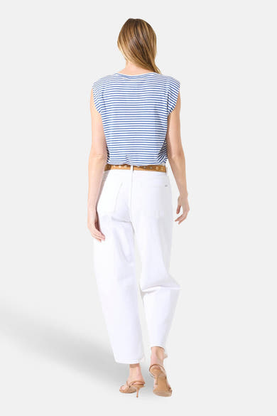 Top sans manches multicolore de GARCIA, rayures bleues et blanches, porté avec un pantalon blanc et des chaussures à talons.