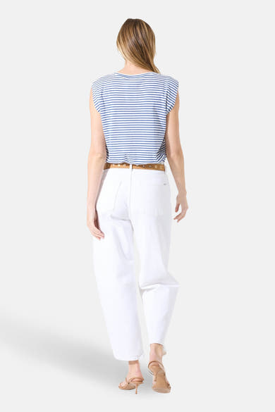 Top sans manches multicolore de GARCIA, rayé bleu et blanc, porté avec un pantalon blanc et des talons hauts.
