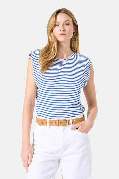 Top sans manches multicolore de GARCIA, à rayures horizontales bleues et blanches, porté avec un pantalon blanc et une ceinture marron.
