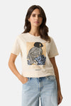 Beige T-shirt met korte mouwen van GARCIA, met een print van een vrouw en het woord "AMORE".