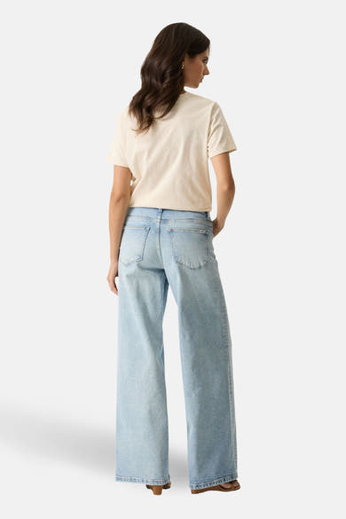 Beige T-shirt van GARCIA, gedragen met een wijde jeans, achtergezicht.