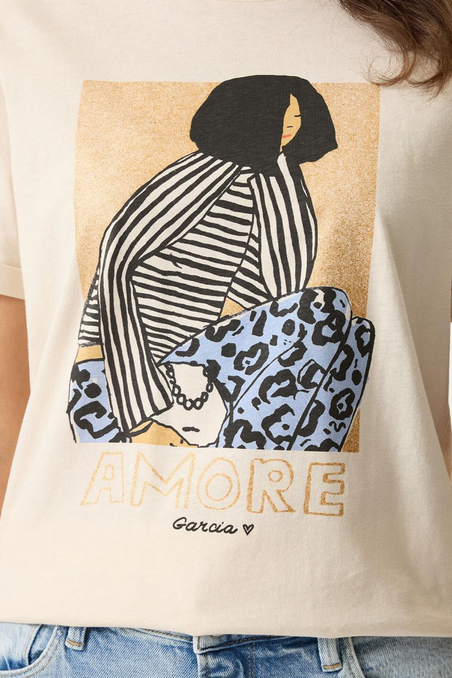 T-shirt beige à manches courtes de GARCIA, avec un imprimé d'une femme et le mot "AMORE".