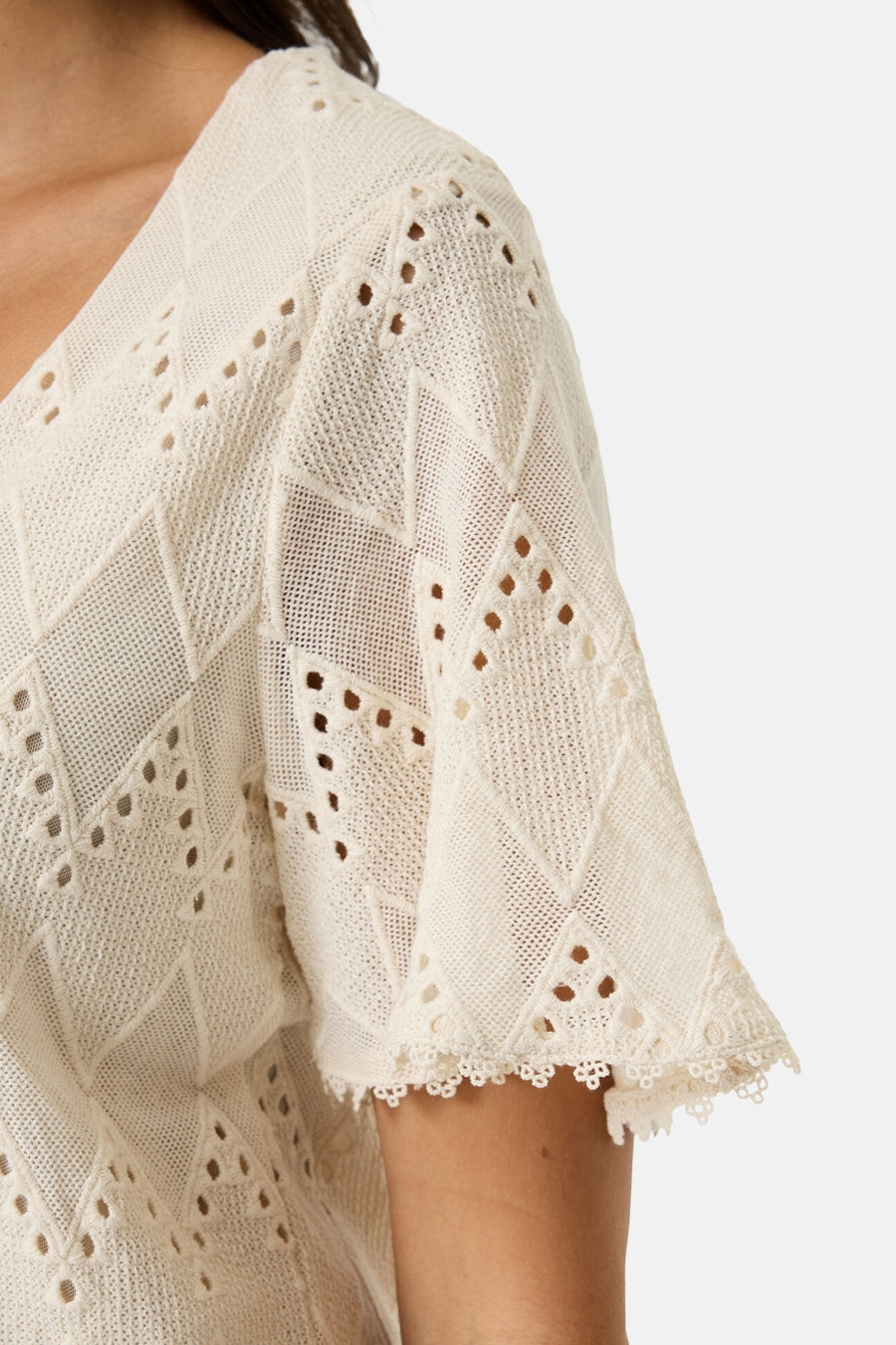 Blouse écru à manches courtes de GARCIA, motif ajouré losanges et bordure en dentelle.
