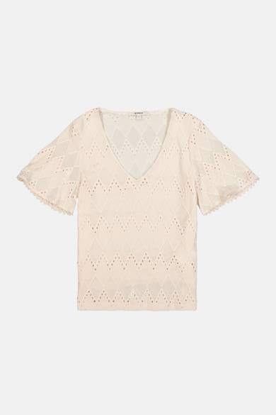 Blouse écru à manches courtes de Garcia, avec motif ajouré losange sur toute la surface.
