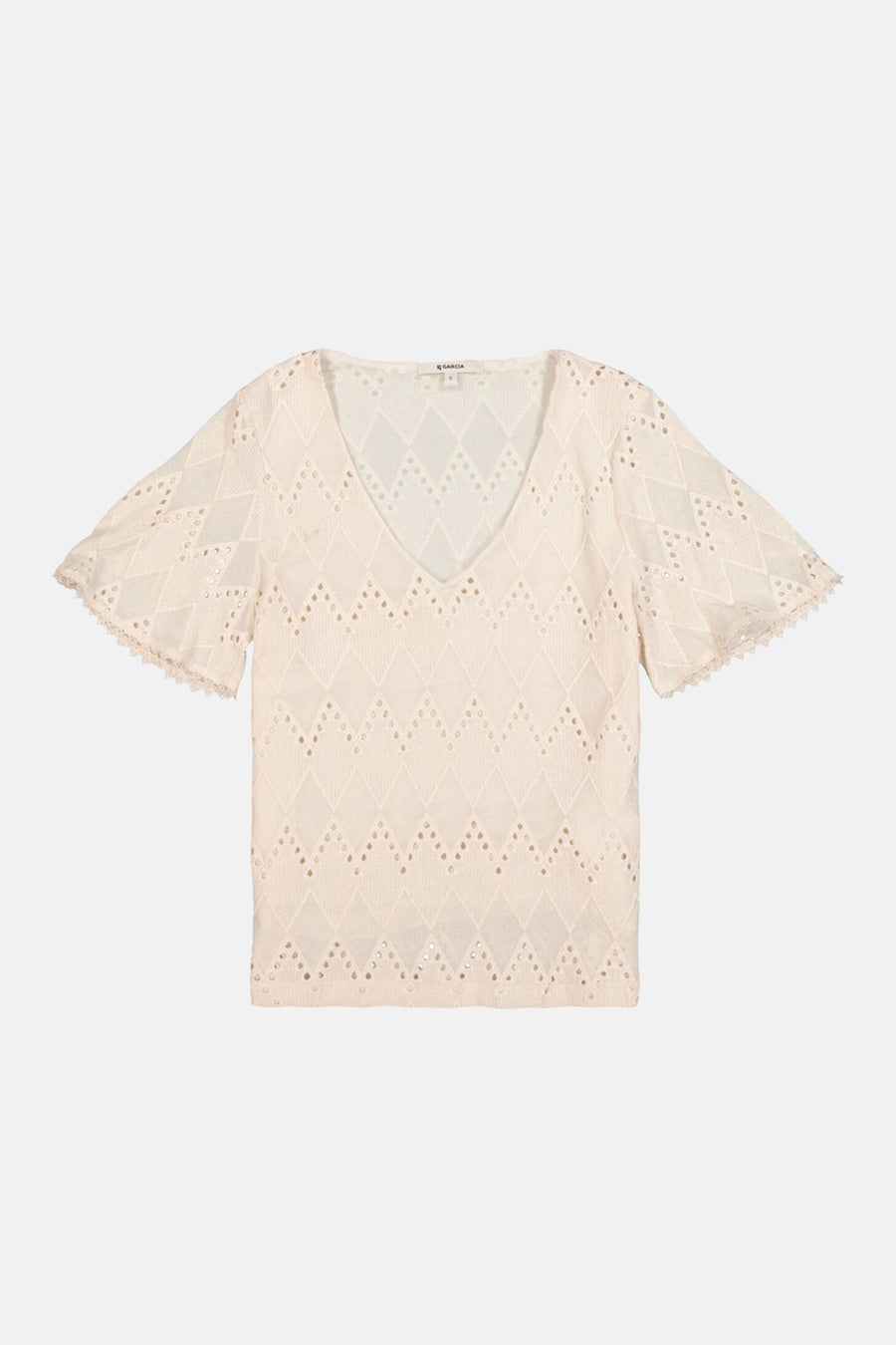 Blouse écru à manches courtes de Garcia, avec motif ajouré losange sur toute la surface.