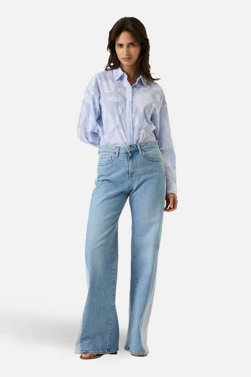 Chemise bleu à rayures et motif floral blanc de GARCIA, portée avec un jean décontracté.
