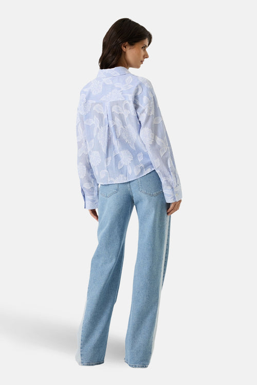 Chemise bleue à rayures de GARCIA, avec motif floral blanc et manches longues, vue de dos.