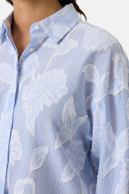 Chemise à manches longues bleu, rayée, de GARCIA, avec un motif floral texturé et des détails effilochés.
