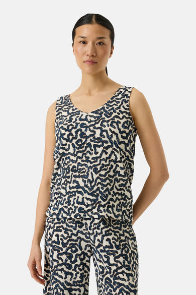 Gekleurd mouwloos topje van GARCIA, met donkerblauw en glinsterend abstract patroon.