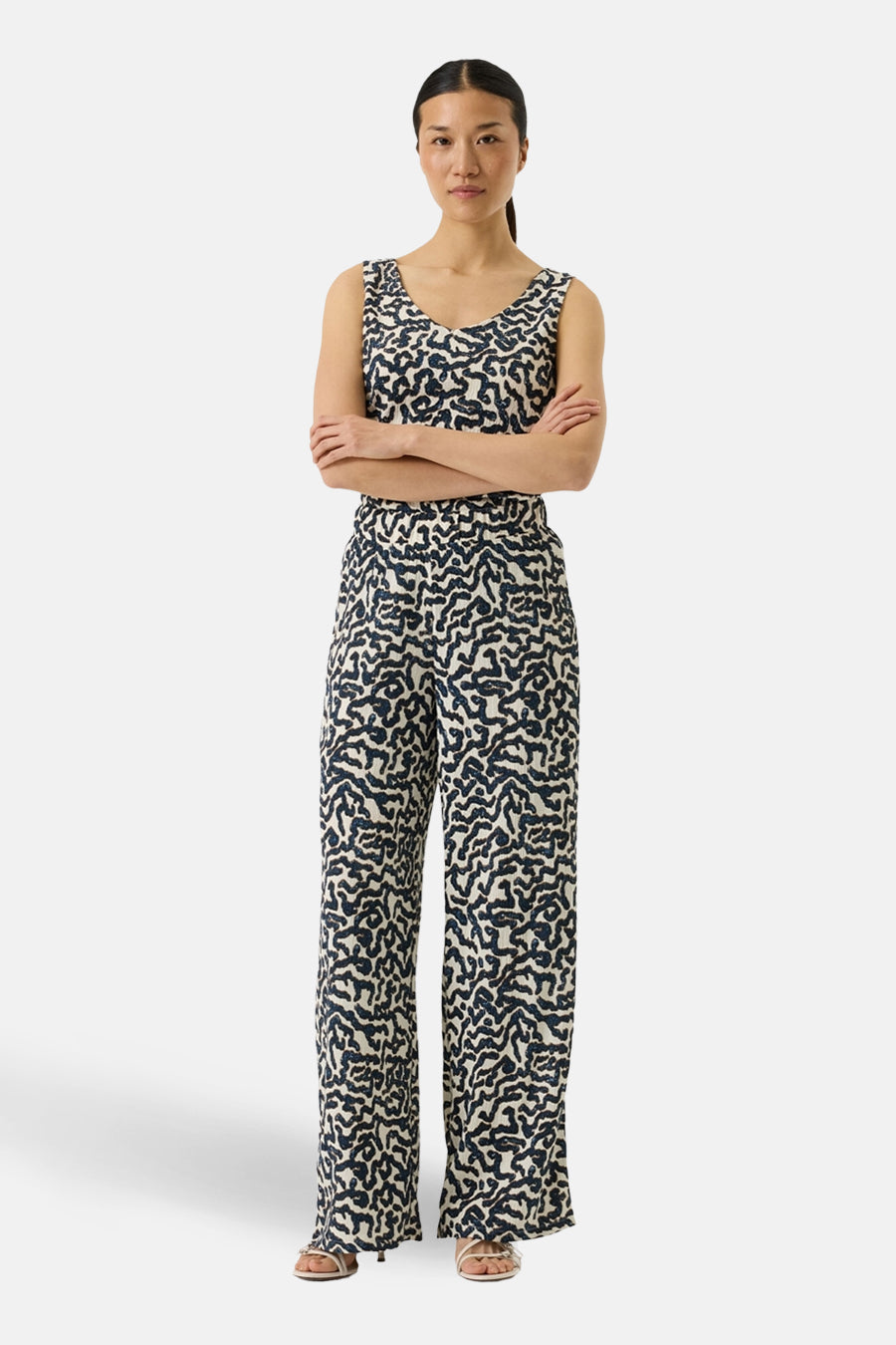 Mouwloos top met meerkleurige print van GARCIA, met een marineblauw en gebroken wit abstract patroon.