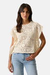 Blouse écru à manches courtes de GARCIA, en dentelle florale ajourée, portée avec un jean décontracté.
