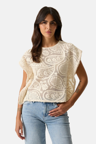 Blouse écru à manches courtes de GARCIA, en dentelle florale ajourée, portée avec un jean décontracté.
