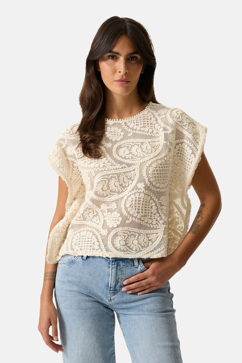 Blouse écru à manches courtes de GARCIA, en dentelle florale ajourée, portée avec un jean décontracté.
