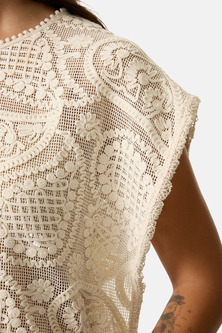 Blouse écru à manches courtes de GARCIA, avec motif en crochet floral et texture ajourée.