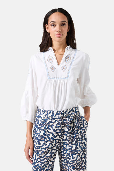Wit blouse met lange mouwen van GARCIA, versierd met geborduurde ruitpatronen op de voorkant en schouders.